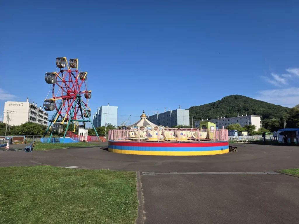 室蘭水族館にある小さな観覧車と屋外遊具