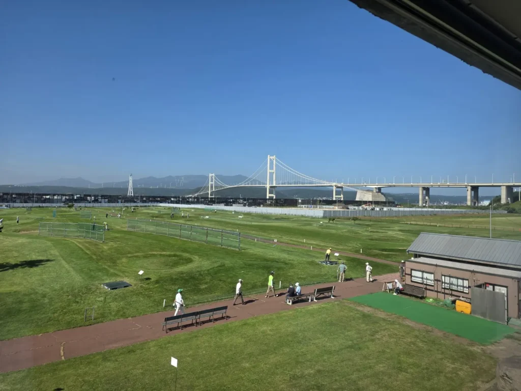 みたら室蘭の館内から見た白鳥大橋とパークゴルフ場